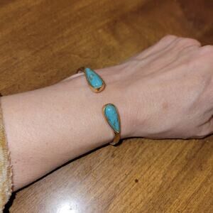 Vintage-Style Gold Tone Hinged Cuff Bracelet with Turquoise Teardrop Stones